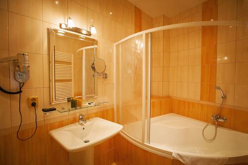Appartement, 1 slaapkamer | Badkamer | Designer toiletartikelen, een haardroger, handdoeken, zeep