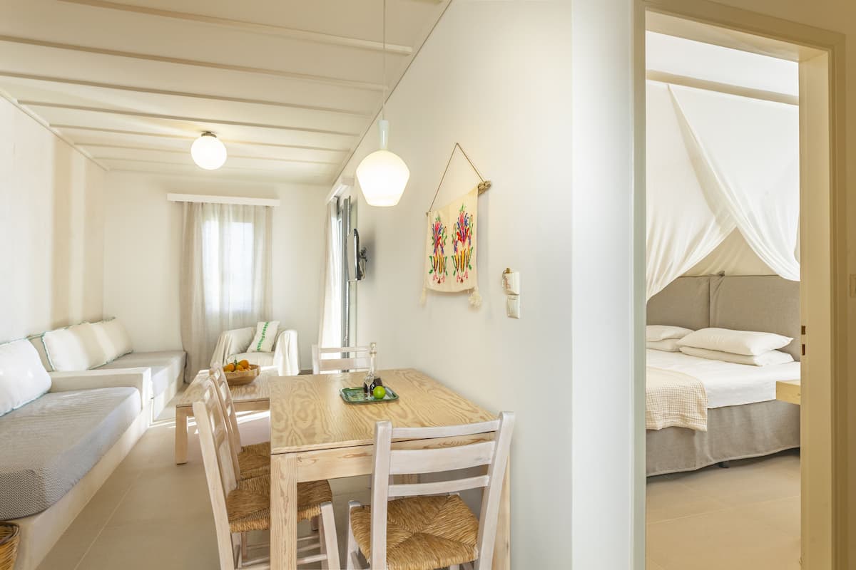 Appartement, 1 slaapkamer (living room, 2 room apartment) | Woonruimte | Een flatscreentelevisie