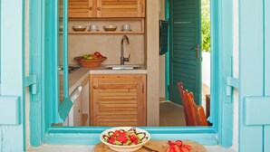 Une cuisine avec des meubles de rangement en bois et un évier.