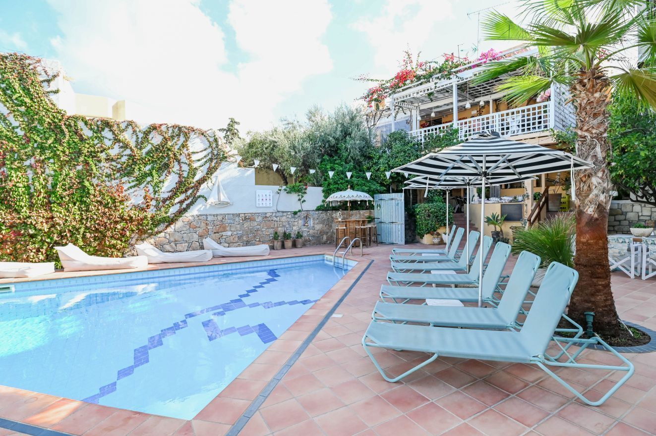 حمّام سباحة خارجي، مظلات على حمّام السباحة، مقاعد للتشمس