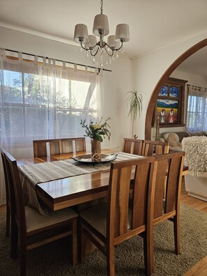 32-tums smart-tv med kabelkanaler, tv och datorskärmar