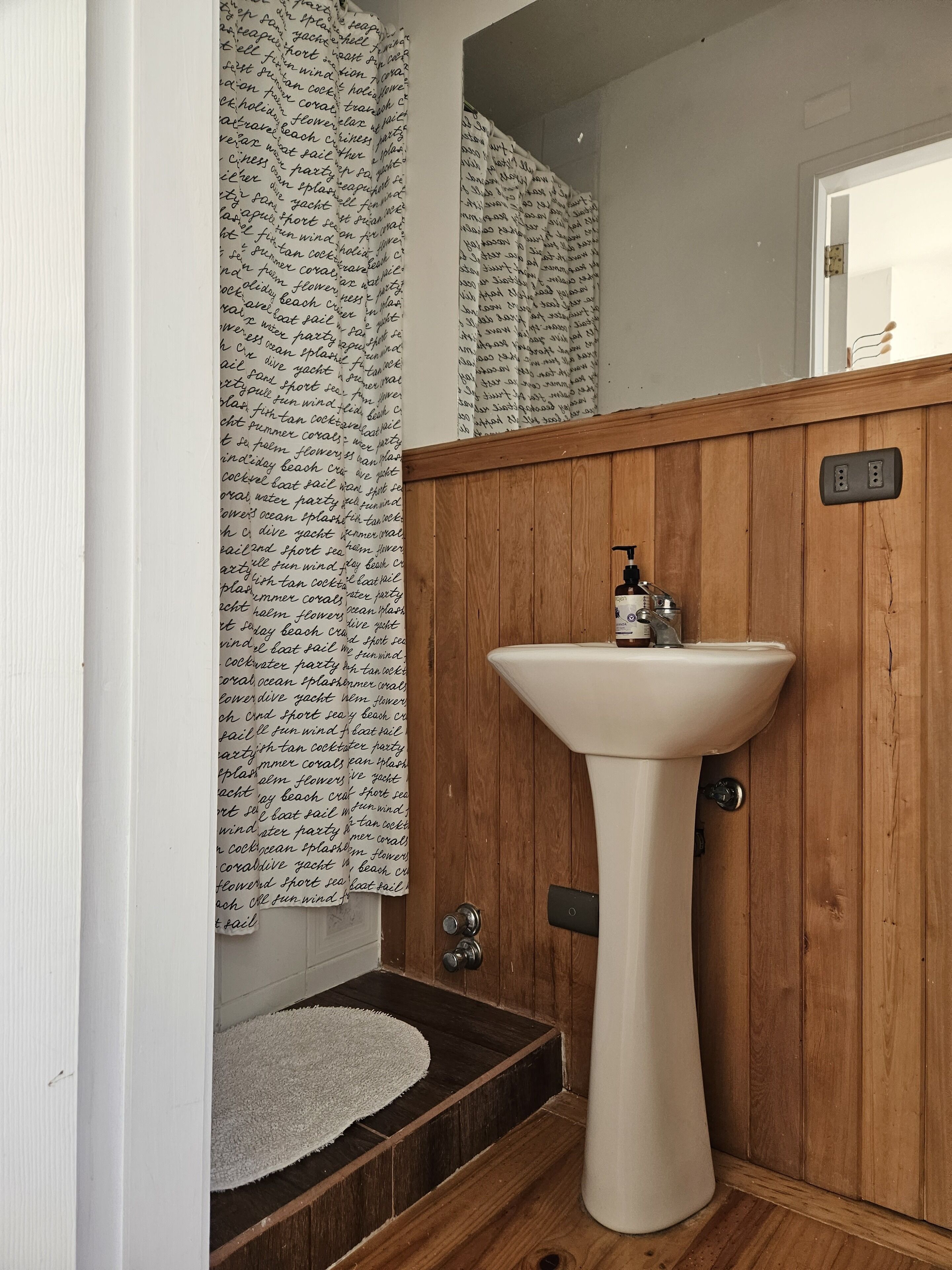 Lingue | Bathroom | Combined shower/tub, free toiletries, hair dryer, slippers
