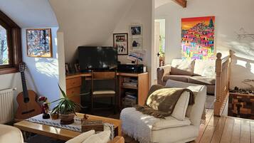 32-inch Smart TV with cable channels, TV, computer monitors