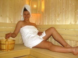 Un sauna, una bañera de hidromasaje, baño turco, baño turco/hammam