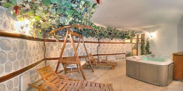 Un sauna, una bañera de hidromasaje, baño turco, baño turco/hammam