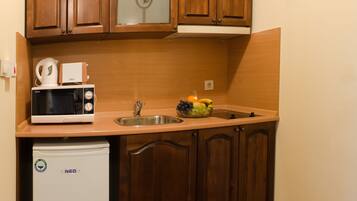 Fridge, coffee/tea maker, electric kettle