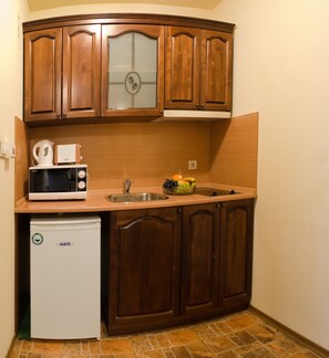 Fridge, coffee/tea maker, electric kettle