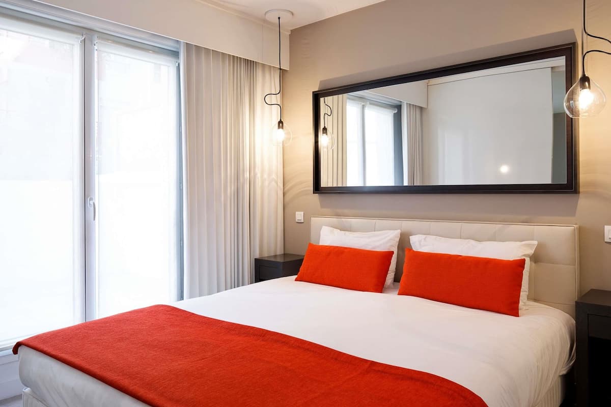Apartment, 2 Bedrooms (6 people) | In-room safe, desk, soundproofing, free cribs/infant beds