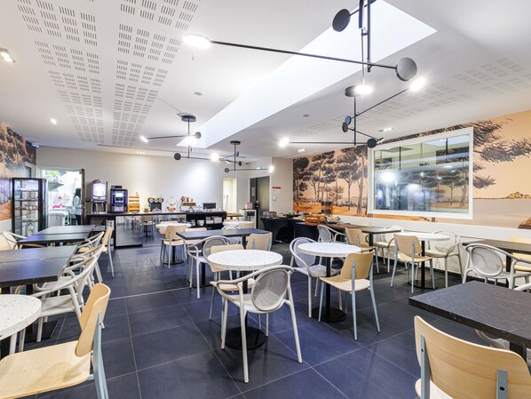 Daily continental breakfast (EUR 19 per person)