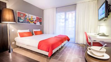 Studio Eksekutif | Brankas, meja kerja, kedap suara, dan tempat tidur bayi gratis