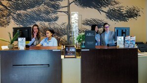 A reception desk with a 'KEY BOX' sign, a welcome sign, and a priority welcome sign. - Aparthotel Adagio Nice Centre (Nice)