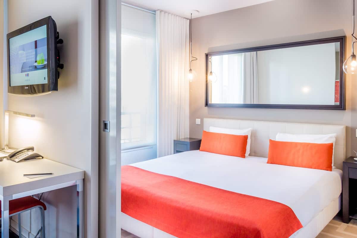 1 bedroom, in-room safe, desk, soundproofing