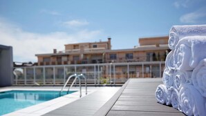A poolside area with a clear view of a building in the background. - Aparthotel Adagio Nice Centre (Nice)