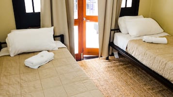 Habitación con 2 camas individuales, baño compartido | Wifi gratis