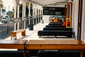 Terrace/patio - Coolangatta Sands Hotel - Hostel (Coolangatta)