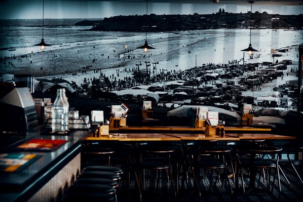 Restaurant - Coolangatta Sands Hotel - Hostel (Coolangatta)