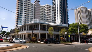 Exterior - Coolangatta Sands Hotel - Hostel (Coolangatta)