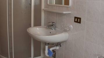 Een douche, een bidet, handdoeken