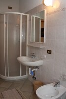 Shower, bidet, towels