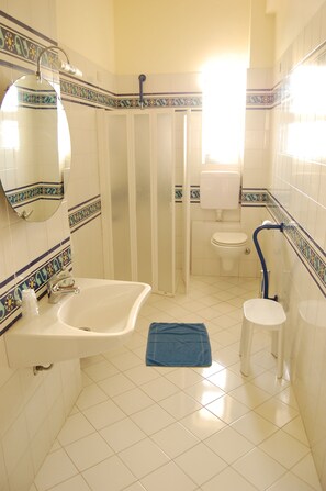 A bathroom with a sink, toilet, and shower. - Giardino sul Mare (Lipari)