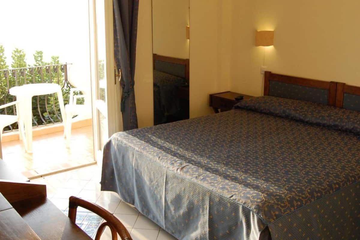 1 bedroom, minibar, in-room safe, desk