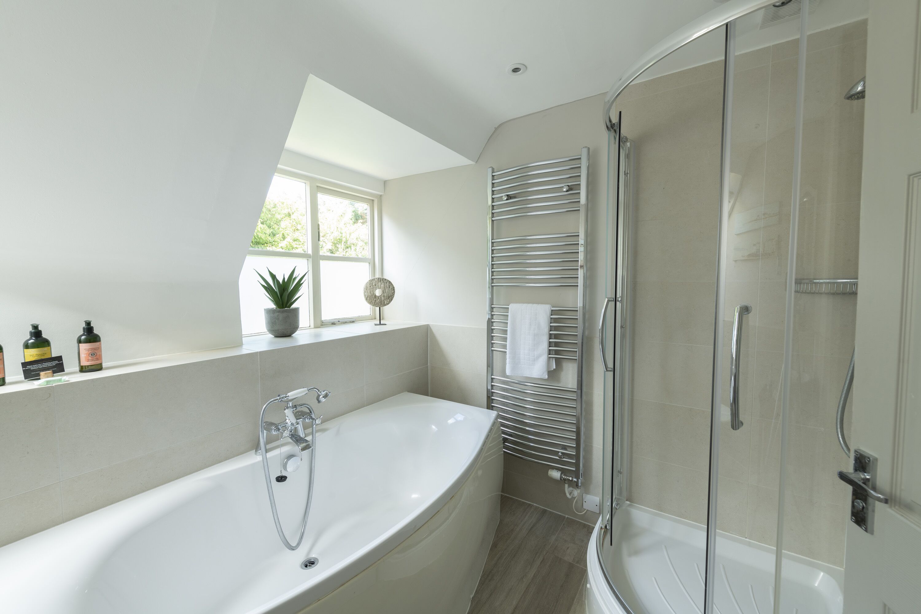 Habitación familiar | Baño | Artículos de higiene personal gratuitos, toallas, jabón y champú