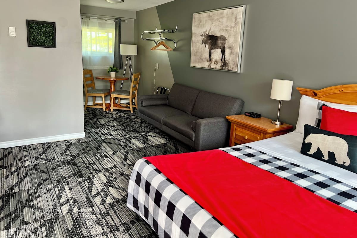 Kamar Deluks, 1 Tempat Tidur Queen | Didekorasi berbeda-beda, meja kerja, dan setrika/meja setrika