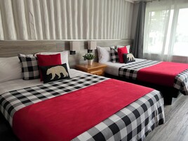 Decoración personalizada, escritorio y tabla de planchar con plancha 