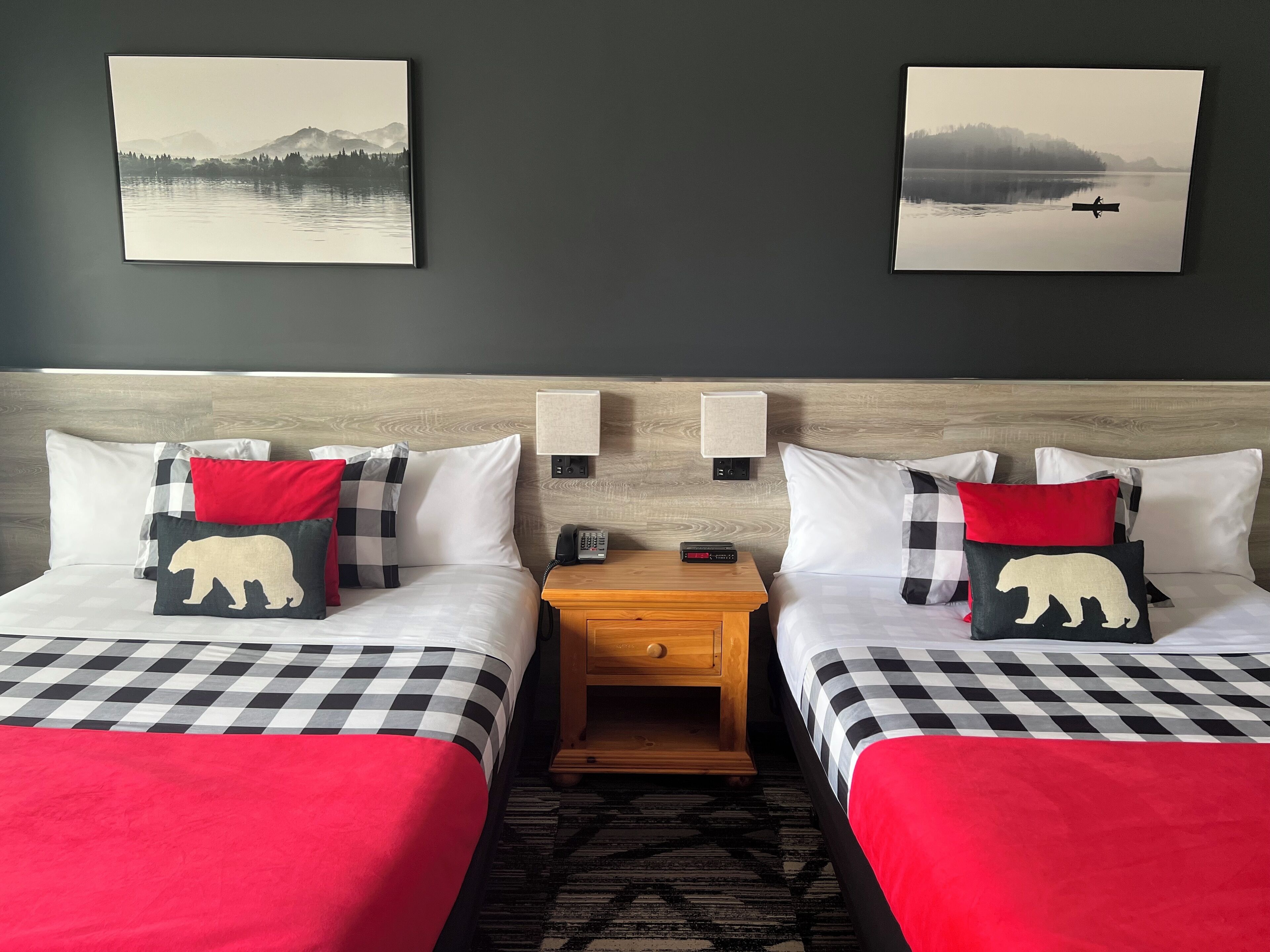 Familierom, 2 queensize-senger | Individuelt dekorert, skrivebord, strykejern/-brett og wi-fi (inkludert)