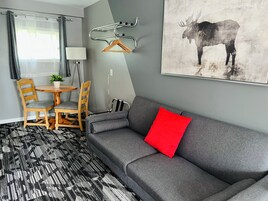 Decoración personalizada, escritorio y tabla de planchar con plancha 