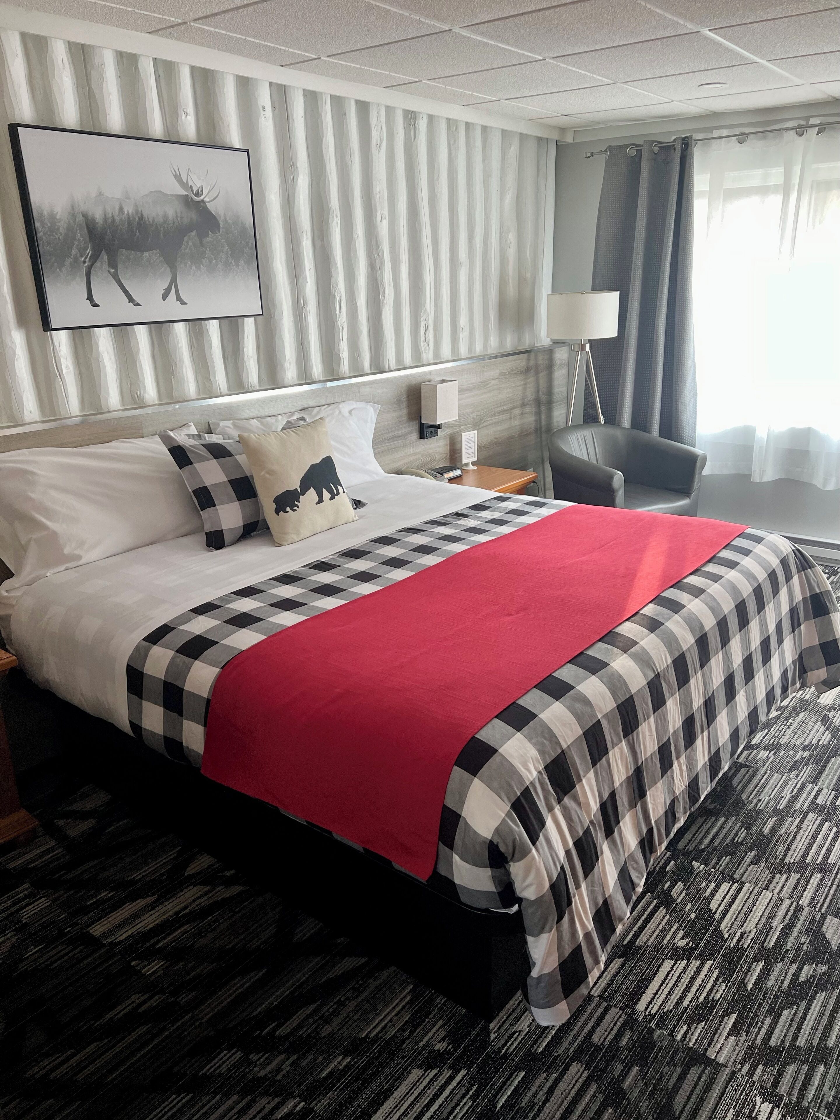 Habitación de lujo, 1 cama King size | Decoración personalizada, escritorio y tabla de planchar con plancha 