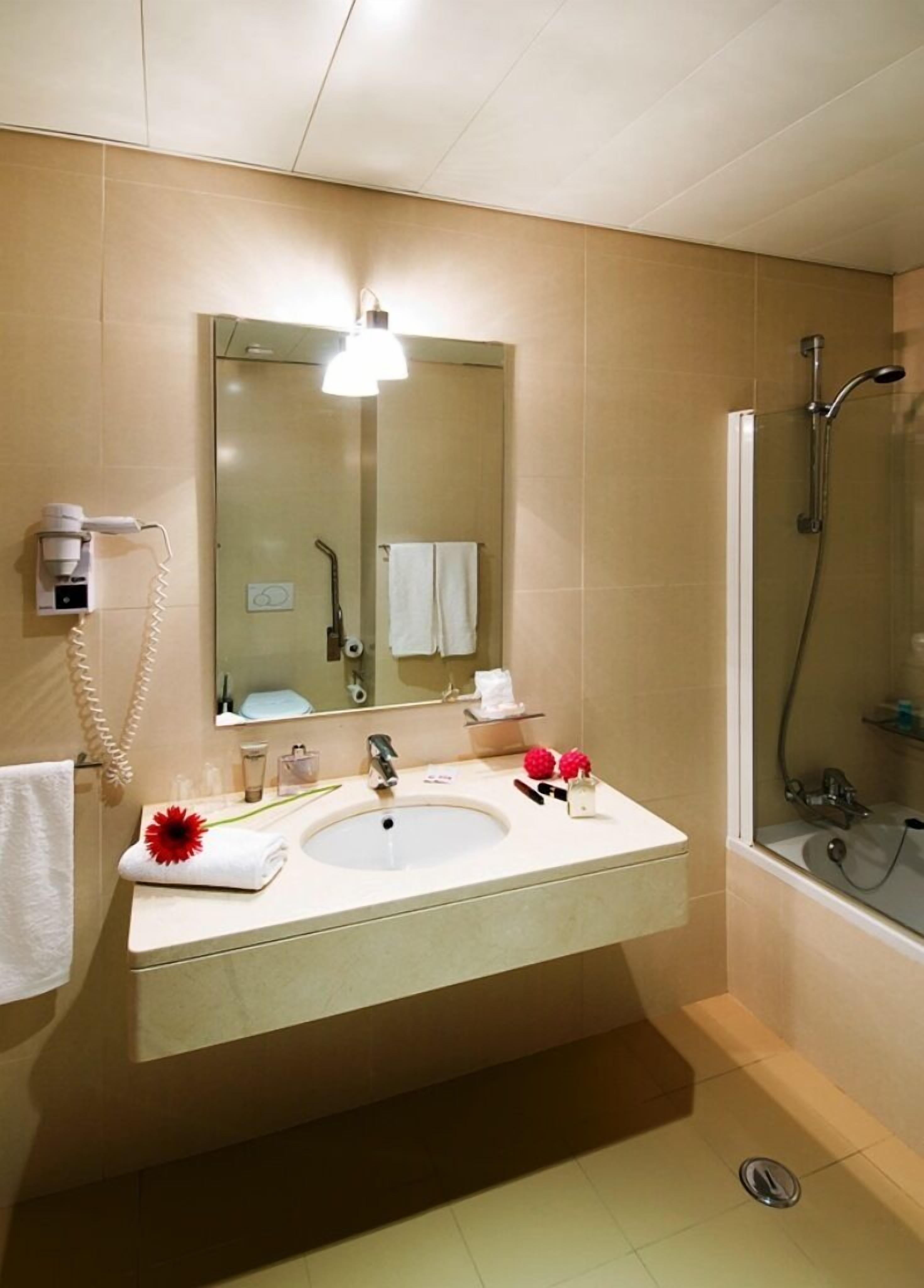 combined shower/bathtub, rainfall showerhead, free toiletries