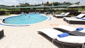 Piscina a l'aire lliure, para-sols i gandules 