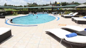 Piscine extérieure, parasols de plage, chaises longues