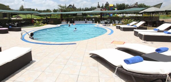 Utomhuspool, parasoller och solstolar