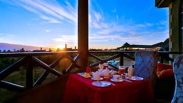 Breakfast, lunch, dinner served; local and international cuisine