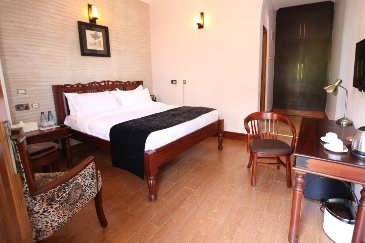 Deluxe Suite | Desk, cribs (surcharge), individually decorated