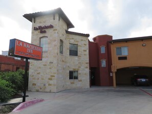 Property entrance - La Hacienda near Alamodome & Riverwalk (San Antonio)