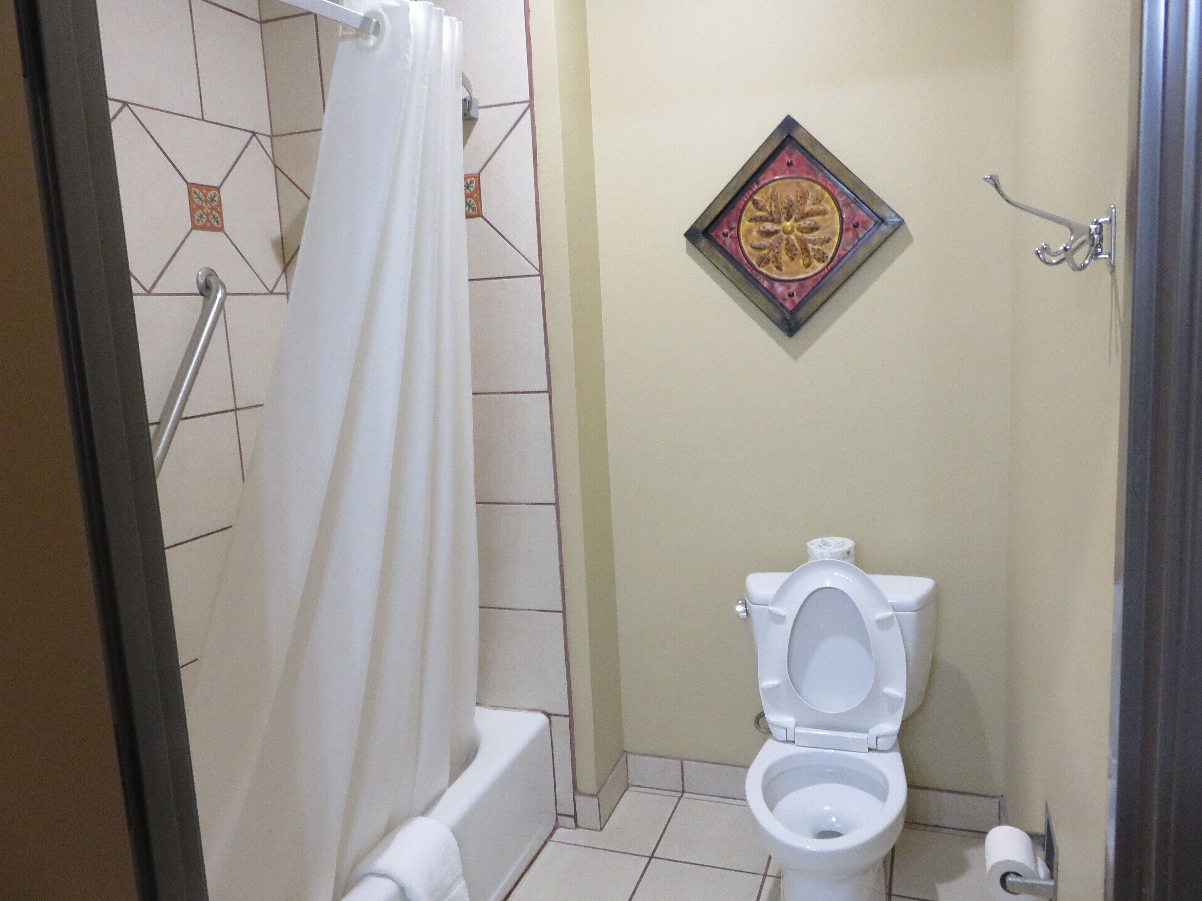 standard room, 2 queen beds, non smoking | bathroom | combined shower/bathtub, hydromassage showerhead, free toiletries