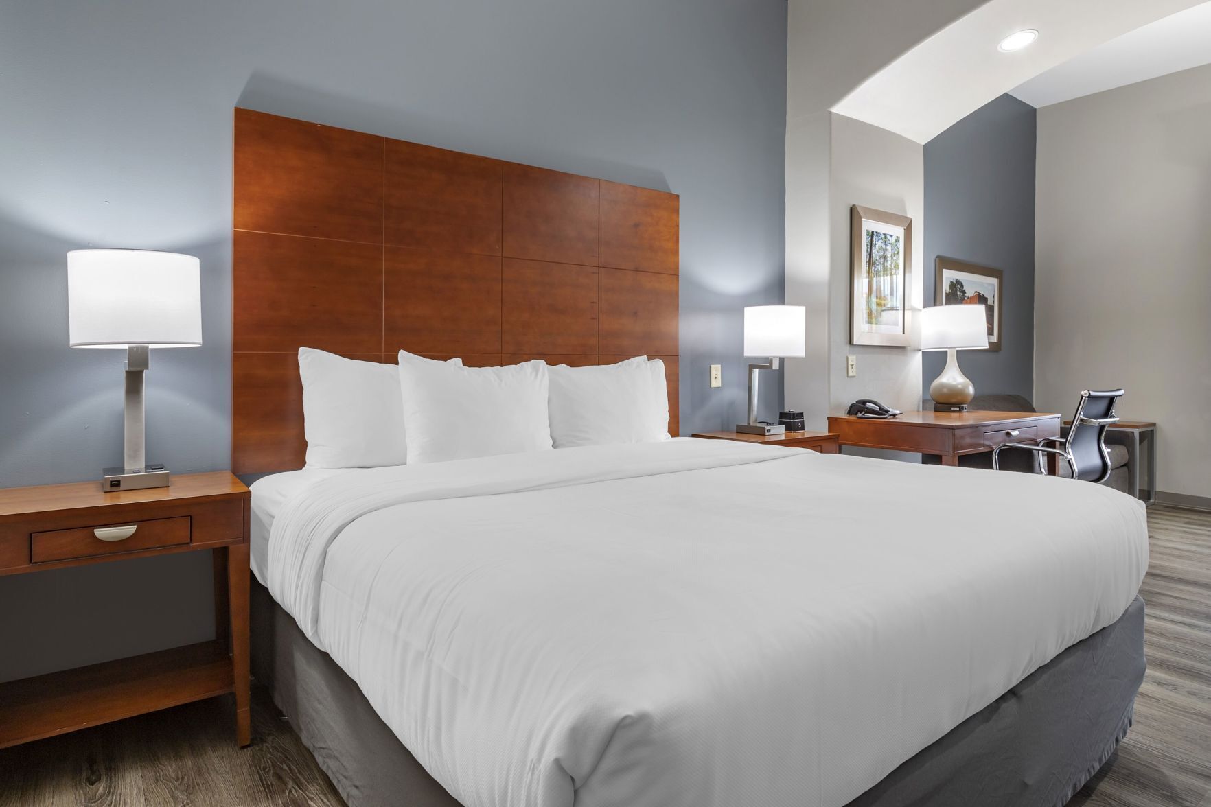 Premium bedding, desk, iron/ironing board, free cribs/infant beds