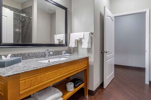 Suite, 1 King Bed, Non Smoking | Bathroom | Free toiletries, hair dryer, towels - Comfort Inn & Suites Cleveland TX (Cleveland)