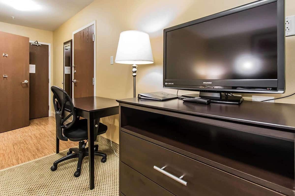 Habitación tradicional, 1 cama King size, con acceso para personas discapacitadas, para no fumadores | Escritorio, cortinas blackout, cunas gratuitas y wifi gratis