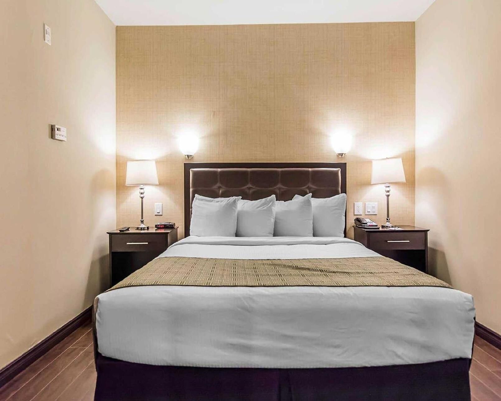 Meja kerja, tirai kedap cahaya, dan tempat tidur bayi gratis