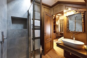 Luxury Roof Comfort | Bathroom | Free toiletries, hair dryer, slippers, bidet - Ambra Cortina Luxury & Fashion Boutique Hotel (Cortina d'Ampezzo)