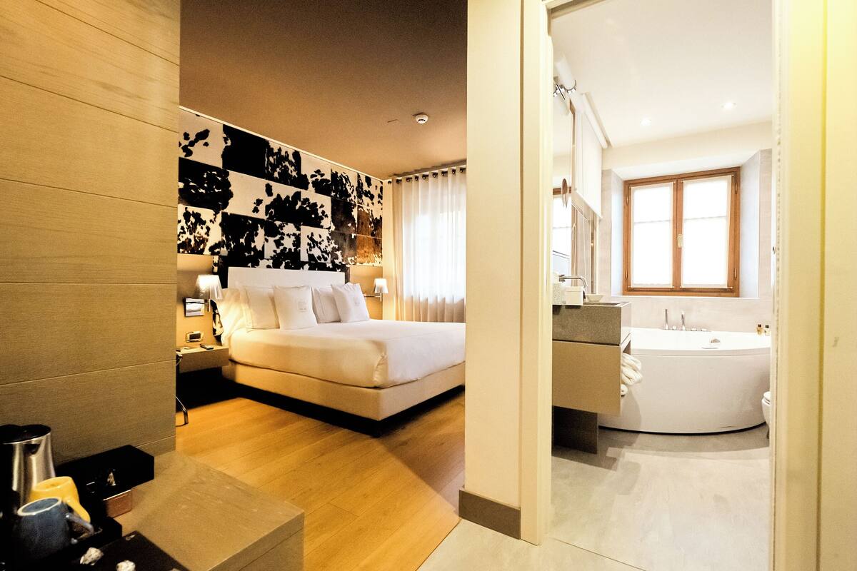 Une chambre à coucher avec un lit, une table de chevet et une commode.