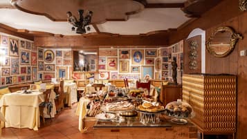 Tägliches Frühstücksbuffet (25 EUR pro Person)