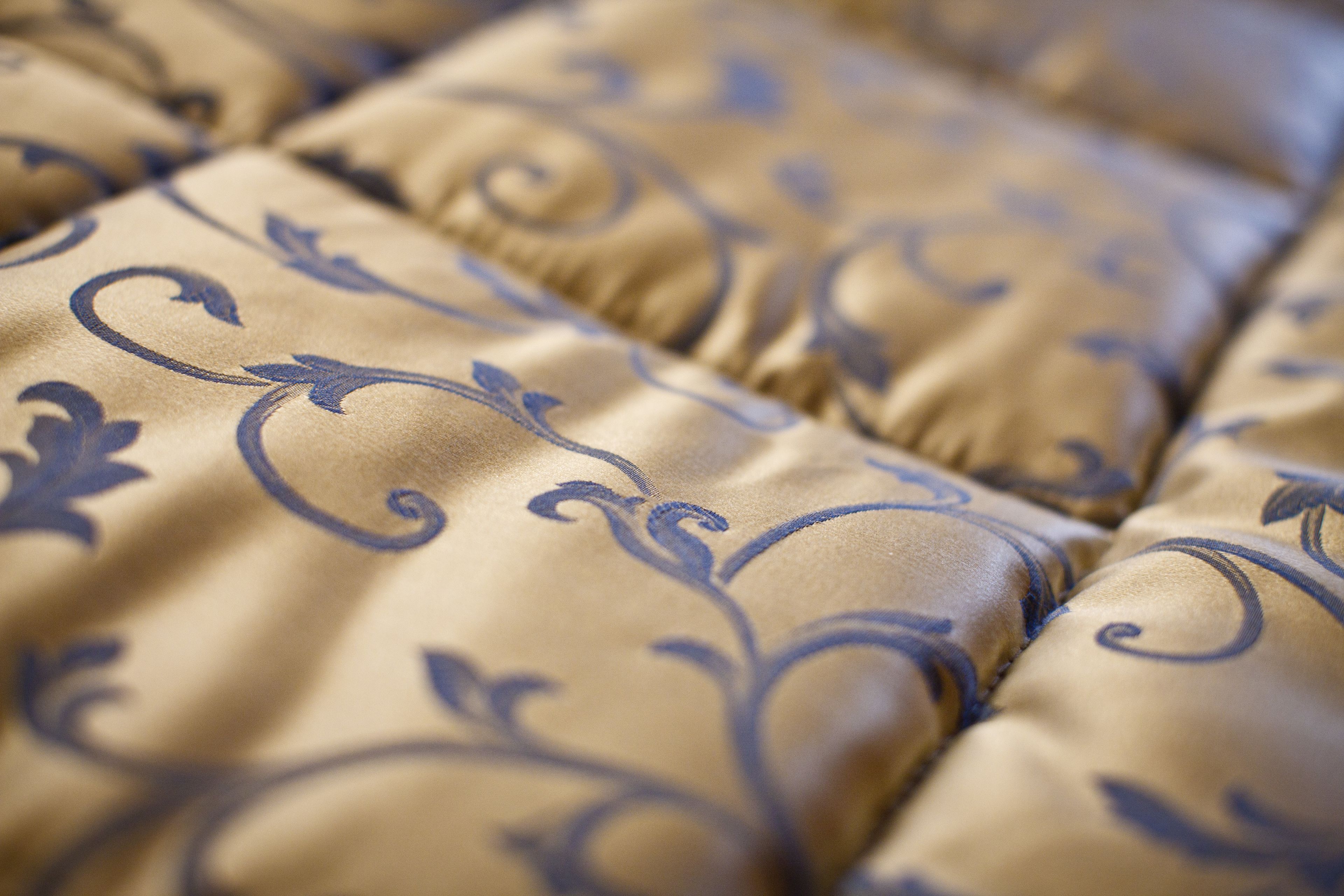 Um close-up de uma cama com cobertura estampada.