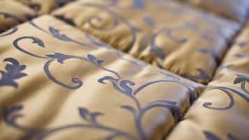Un gros plan d’un lit recouvert d’une housse à motifs.