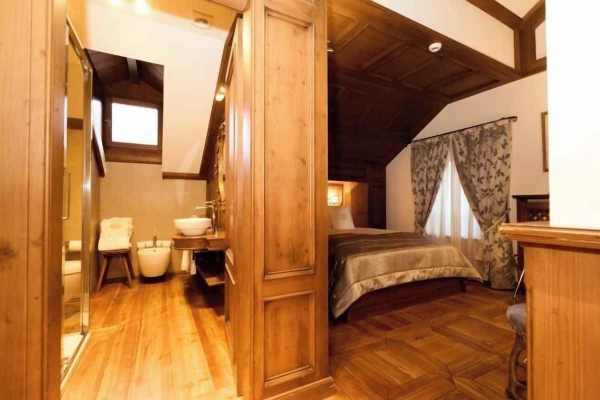 Un intérieur en bois comprenant une salle de bain, un lit et une fenêtre.