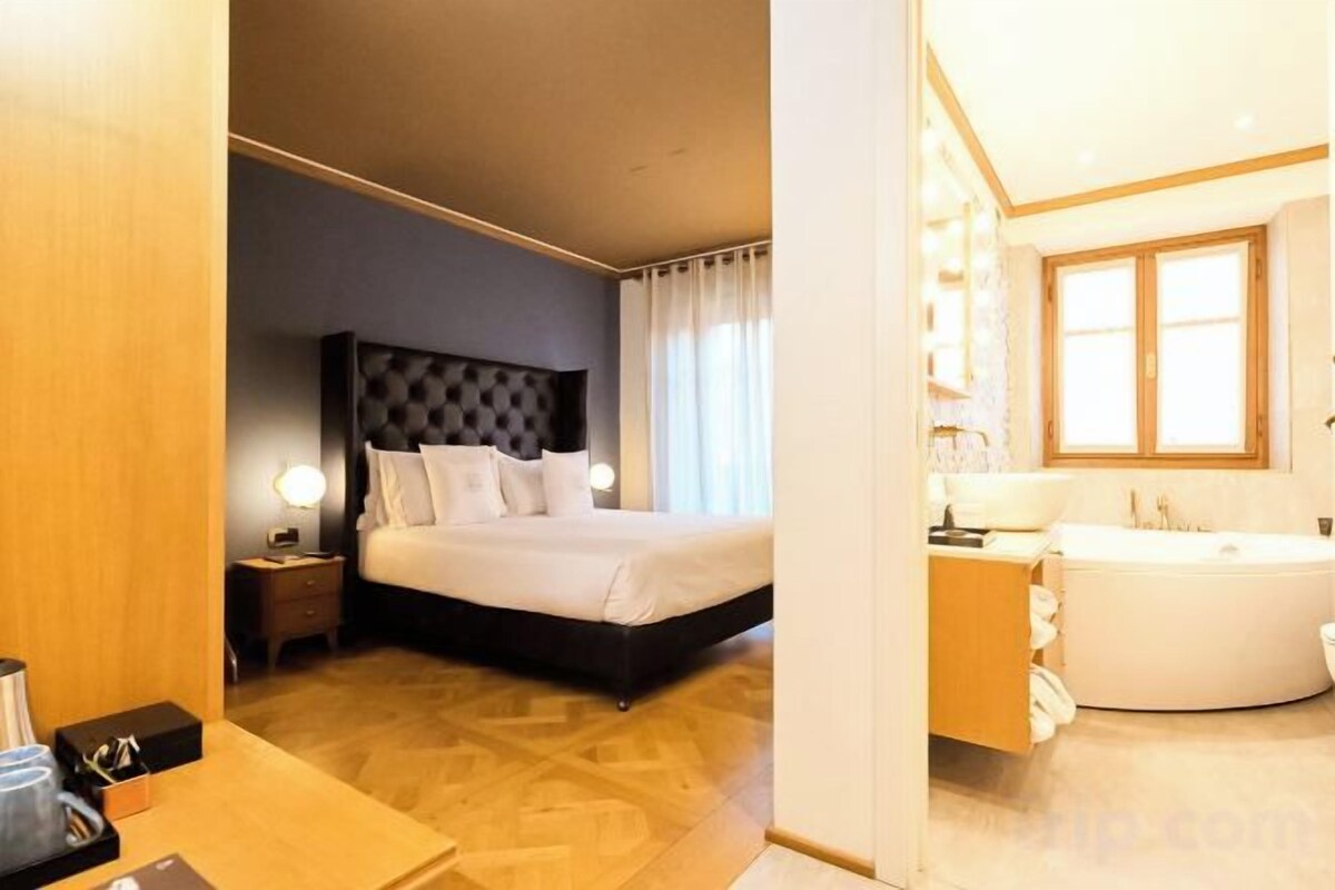 In-room safe, free WiFi, bed sheets